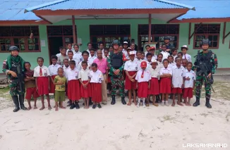 Personel Pos Wonggi Satgas Yonif 123/Rajawali Jadi Tenaga Pendidik di SD Inpres Kampung Wonggi