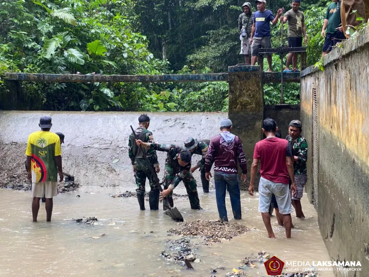 Ciptakan Lingkungan Bersih dan Sehat, Satgas Pamtas RI-PNG Statis Yonif 643/Wns Bahu-Membahu Normalisasi Saluran Air