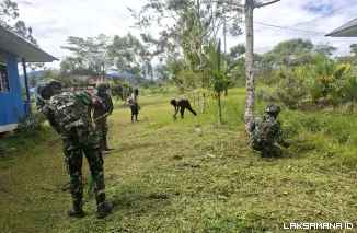 Aksi Bersih Satgas Yonif 521/DY Jalin Keakraban Lewat Anjangsana di Distrik Kobakma