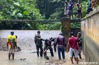 Ciptakan Lingkungan Bersih dan Sehat, Satgas Pamtas RI-PNG Statis Yonif 643/Wns Bahu-Membahu Normalisasi Saluran Air