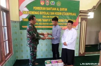Satgas TMMD Boyolali Serahkan Bantuan Al-Qur'an untuk Masjid Jami Darul Falah
