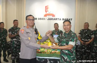 Wujud Soliditas, Polres Jakbar Datangi Kodim 0503 JB Beri Surprize HUT TNI ke-80