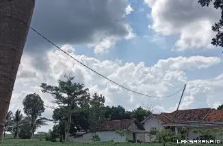 Jalan Menuju Komplek Pemda Gelap, Tegangan Listrik Lemah; Warga Negara Nabung Minta PLN Bergerak Cepat