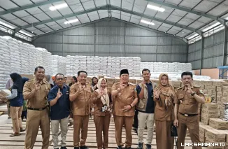 Pemkab Lampung Timur dan Bulog Salurkan Bantuan Pangan, Warga Terima 20 Kg Beras dan 4 Liter Minyak Goreng