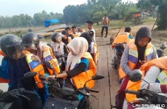 Polisi Jadi Penjaga Harapan, Dampingi Pelajar Menyeberangi Sungai Demi Masa Depan