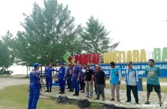 Sat Polairud Polres Lampung Timur Bersihkan Pantai Mutiara Baru, Wujud Nyata Kepedulian Lingkungan Pesisir