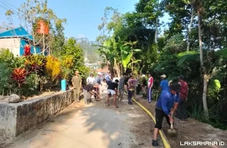 Kepala Dusun 1 Pekon Way Petai Pimpin Jumat Bersih, Warga Kompak Lestarikan Budaya Gotong Royong