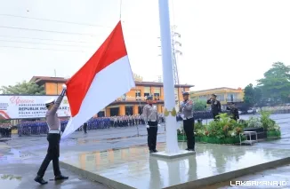 Guyuran Hujan Tak Goyahkan Semangat Personel Polda Lampung, Upacara HUT RI ke-81 Tetap Khidmat