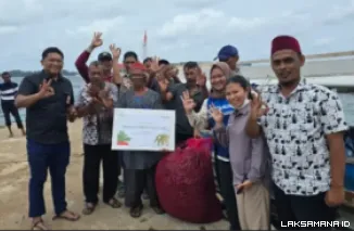 Serah terima bibit rumput laut dari PHE OSES ke kelompok masyarakat, di kepulauan seribu