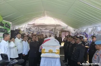 Tangis dan Haru Iringi Pelepasan Terakhir Kombes Pol. Steidy Raranta, Polri Antar dengan Penghormatan Penuh