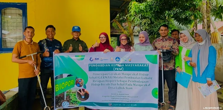 Dosen dan Mahasiswa IKTA Ajak Warga Lubuk Siam Terapkan GERMAS melalui Pembuatan Biopori