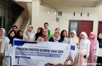 Foto kegiatan bersama spanduk "Penguatan Kapasitas Kelompok Teman Sebaya dalam Deteksi Dini & Pencegahan Risiko Bunuh Diri pada Remaja melalui Program Peer Leadership".