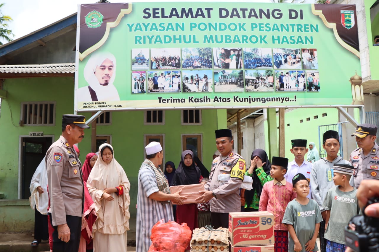 Naik Gunung, Polres Pesawaran Sambangi Santri Riyadhul Mubarak Hasan