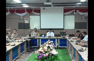 Kapolres Kampar Dampingi Sekda Pimpin Rapat Penyelesaian Konflik PT SAL dengan Masyarakat