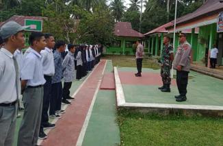 Babinsa Koramil 03/Lubuk Basung Bersama Bhabinkamtibmas Lakukan Komsos di SMK 1 Nagari Bawan