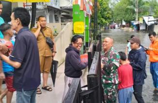 Mayor Rafiuddin.ST. Bagikan Makanan  Siap Saji Kepada Warga Terdampak Banjir
