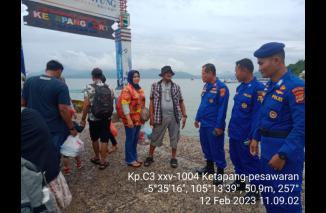 Sat Polairud Polres Pesawaran Berikan Himbauan Kepada Pengguna Angkutan Laut di Dermaga 4 Ketapang