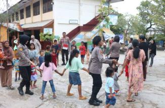 Lakukan Trauma Healing, Polisi Ajak Anak-Anak Bermain Ceria