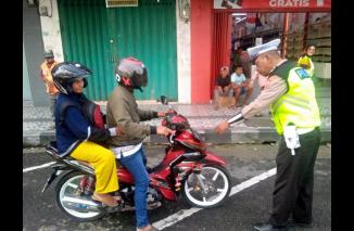 Operasi Keselamatan Polda Maluku Tertibkan Belasan Pengendara yang Lawan Arus