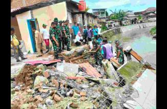 Tak Kenal Lelah, Babinsa Banyuwangi Gotong-Royong Pembersihan Sampah Pasca