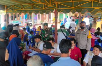 Babinsa Koramil Selorejo Bersama Tiga Pilar Dampingi Pembagian Sertifikat Tanah PTSL