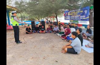Humanis, Polisi Sosialisasi Ops Keselamatan Semeru 2023 di Area Wisata Pamekasan