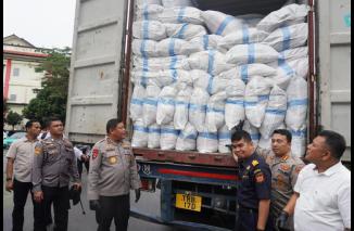 Dua Kontainer Berisi 1.200 Karung Barang Second Dari Singapura Diamankan Subdit 1 Ditreskrimsus Polda Kepri