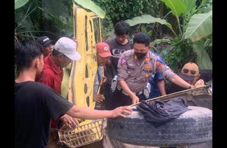 Gerak Cepat, Kasat Lantas Evakuasi Korban Laka Lantas