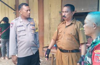 Babinsa Desa Namlea Ajak Kepala Pasar Tertibkan Para Pedagang