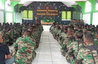 Babinsa Koramil 1503-03/ARU Ajak Warga Peduli Kebersihan Lingkungan