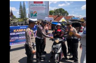 KAMPANYE KESELAMATAN BERLALULINTAS, SATLANTAS POLRESTA BUKITTINGGI BAGIKAN HELM GRATIS