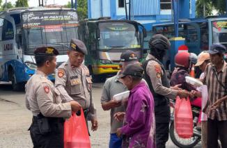 Polres Situbondo Bikin Senyum Bahagia Pekerja Jalanan Dengan PASABER