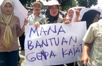 Sudah Hampir Setahun Berlalu Tidak Ada Kejelasan, Masyarakan Korban Gempa Pasaman Barat Demo Besar-Besaran ke Kantor Bupati Pasbar, Pertanyakan Bantuan Yang Pernah Dijanjikan