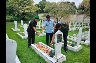 Foto Sambut HUT CHK ke 71, Kumdam XVI/Ptm Gelar Ziarah dan Tabur Bunga