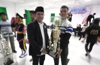 Muhammad Icwan Ketua PD IKA BKPRMI Medan Serahkan Piala Bergilir Acara Akrapati Pasmeldan