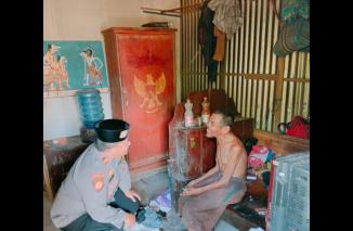 Polisi Peduli, Polres Lamongan Beri Bantuan Untuk Warga Kurang Mampu