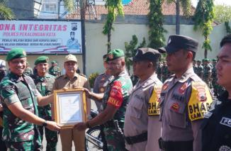 Penghargaan Danrem 071/Wijayakusuma Untuk Serka Alosius Jawa dan Warga Kota Pekalongan
