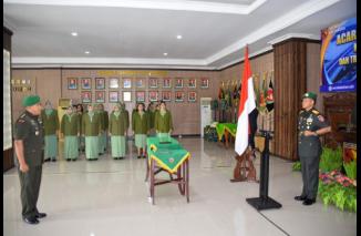 Pangdam Pattimura Pimpin Acara Pelepasan Alih Tugas Beberapa Pejabat 