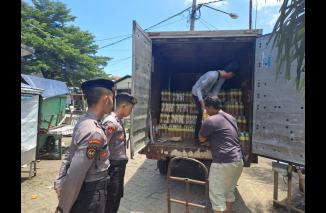 Aparat Polres Purwakarta Lakukan Pengawalan Distribusi Minyak Goreng Bersubsidi Dari Distributor ke Pasar Tradisional.
