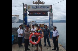 Foto BERIKAN LIFE JACKET DAN EDUKASI, SAT POLAIRUD POLRES PESAWARAN HIMBAU KESELAMATAN BERLAYAR