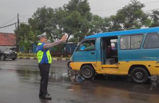 Foto Polres Purwakarta Lakukan Pengaturan Lalulintas, Memberikan Rasa Aman ke Masyrakat