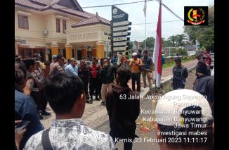 Tersangka Kasus Korupsi Mamin Dibiarkan, LDKS PIJAR Gelar Orasi dan Teatrikal di Depan Kejari Banyuwangi