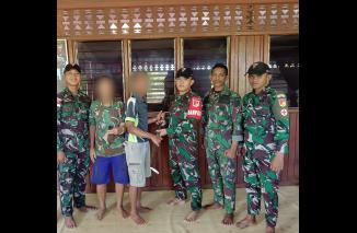 Foto Warga Perbatasan Serahkan Senpi Rakitan Dan Munisi Senapan Kepada Personel Satgas Pamtas RI-Malaysia Yonarmed 19/105 Trk Bogani