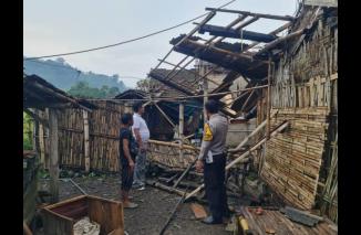 Puluhan Rumah Warga Kalibaru Rusak Diterjang Hujan Disertai Angin Kencang