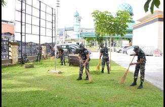 Foto Sambut Ramadhan, Prajurit Pattimura Gotong Royong Bersihkan Masjid Raya Al- Fatah