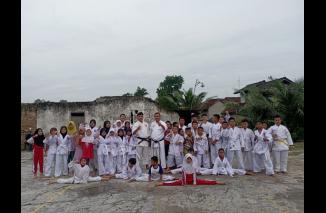 Kades Berikan Motivasi Positif Kepada Murid Karate Inkado Palas Pasemah