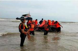 Polisi Bersama Basarnas Berhasil Selamatkan Kru Kapal Tug Boat Capricorn II di Perairan Bangkalan