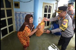 Polisi Gelar Pengobatan dan Bengkel Gratis Hingga Berbagi Sembako Warga Terdampak Banjir di Lamongan