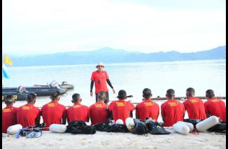 PRAJURIT REMAJA MENGARUNGI SELAT KALAGIAN