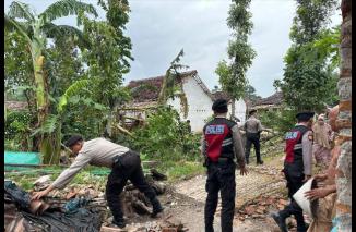 Gercep Polres Jember Bantu Penanganan Akibat Angin Puting Beliung